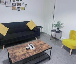 FREE parking, LARGE House for Contractors & Families, Sleeps 5, 5 mins to Etihad Stadium