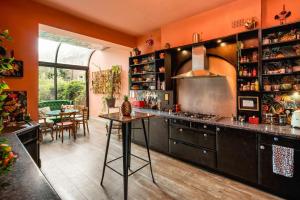 Hammersmith Haven: 4BD Historic Gem by the River