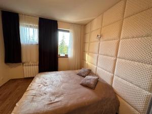 Апартаменты Гранд Ризорт с камином и видом на лес