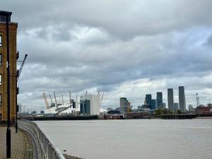 Serene River View 2bed near Canary Wharf O2 Excel