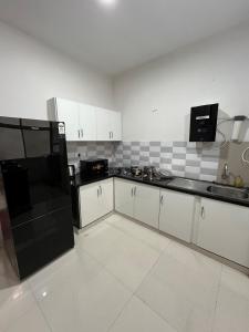 Bright & Airy 2BHK Apartment - AC, Wi-Fi & Parking