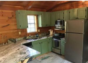 Tiny cozy cabin with hot tub, relax and unwind!