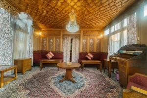 Lalarukh Group of Houseboats