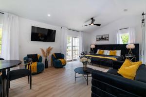 The Grand Augustine l Heated Pool l Walk to DNTN