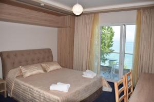 Family Room with Lake View room in Hotel Pogradeci 2