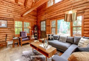 Tranquil and Private 2 Bedroom Cabin with Hot Tub