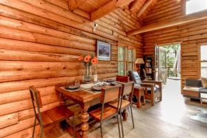 Tranquil and Private 2 Bedroom Cabin with Hot Tub
