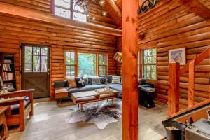 Tranquil and Private 2 Bedroom Cabin with Hot Tub