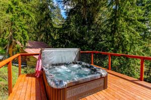 Tranquil and Private 2 Bedroom Cabin with Hot Tub
