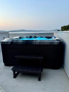 Villa Venetta,beach house,pool,jacuzzi,satellite internet-WiFi,4x4 UTV vehicle,SUP board,Island Žirje, Šibenik