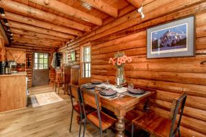 Tranquil and Private 2 Bedroom Cabin with Hot Tub