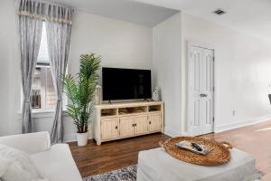 Pelican Cove Cottage located Downtown Ocean Springs