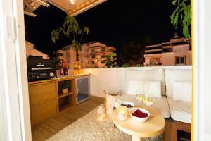 Penthouse 5 min from the beach with balcony and pool access