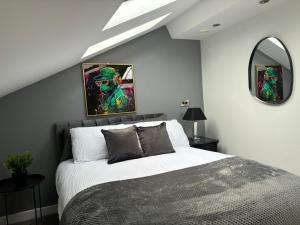 Stylish Duplex Apartment in Liverpool City Centre by StaySavvy Accommodation
