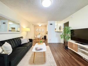 Prime Location and Stylish Apartment La Jolla UTC - Gym, Pool, Jacuzzi and Parking Access