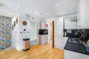 Family of 3 -1 BedRoom Brick Lane Shoreditch London City Flat with Balcony