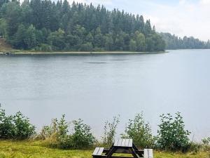 Charming Cottage by Sjunnaryd Lake