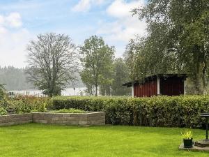 Charming Cottage by Sjunnaryd Lake