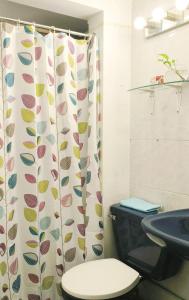 Habitación con baño cercana a metro