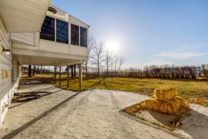 Acreage, 3 King Beds and Ensuites, Dance Floor, Fireplace, AC
