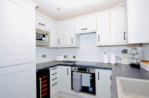 Luxury Two Bed Suite - Walk to Trentham Gardens!