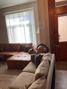 ENTIRE Big Family Home Close To Zoo and Events - Private Patio and Firepit