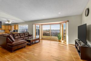 Acreage, 3 King Beds and Ensuites, Dance Floor, Fireplace, AC