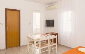 Awesome Apartment In Pirovac With Wifi