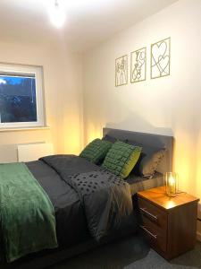 Cozy Two Bed with Juliet Balcony and Free Secure Parking