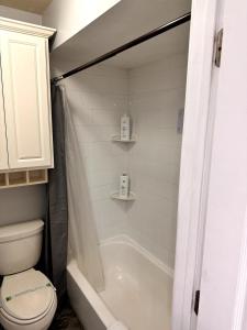 Cozy Loft - Walk to Broadway - Free Gated Parking