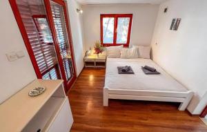 Nice Apartment In Gdinj With Wifi