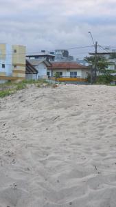 Sobrado 2, pé na areia, localização privilegiada