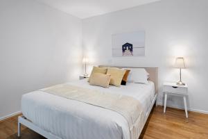 Central 2-Bed Apartment with Parking, Pool and Gym