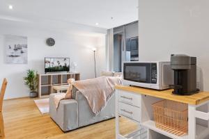 Central 2-Bed Apartment with Parking, Pool and Gym