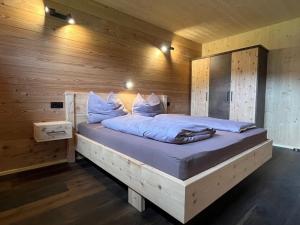 Natururlaub im Premium Lärchenchalet Naturjuwels Weissensee, by FeWo-Plan