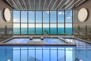 Surfers Paradise Skyline 3BR Free CP Ocean View Apartment