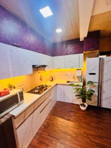 Row House Near US Consulate BKC & NMCC