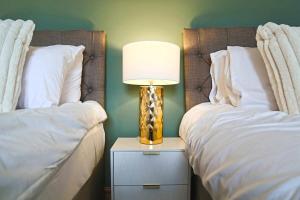 Spacious House in City Centre - Sleeps up to 9 - Free Parking, Super-Fast Wifi, Garden, Balcony, and Smart TV with Virgin TV and Netflix by Yoko Property