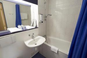 Hotels Hotel Kyriad Vernon / Saint Marcel : Chambre Double