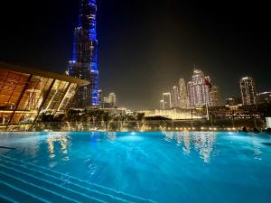 Grande Signature 2BHK Burj Khalifa full view 4 Min walk Dubai Mall Infinity Pool with Fountain View Free parking By The Meridian