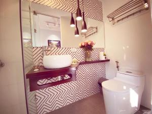 May - ORANGE 02 - Phone 09756-59323