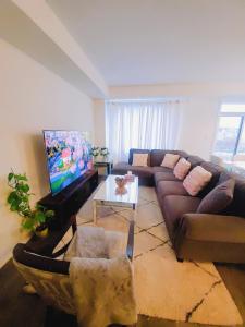 3BR Home Near Niagara Falls King Bed Free Parking 75 Inch TV & Wi-Fi