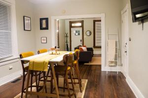 Classic Hilltop 3br home on Eastern ready for you!