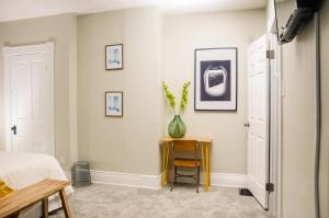 Classic Hilltop 3br home on Eastern ready for you!