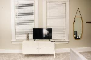 Classic Hilltop 3br home on Eastern ready for you!