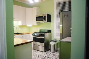 Classic Hilltop 3br home on Eastern ready for you!