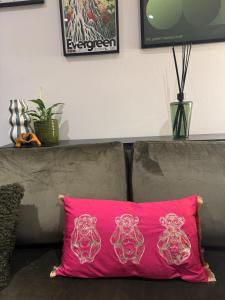 Luxury flat with FREE parking & easy tube access!