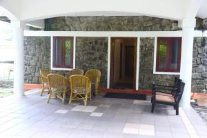 Green lake view resort cottage