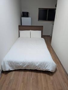 ライフ201 Entire studio for rent, can accommodate 2 people, 5 minutes on foot from the nearest station, perfect as a base for sightseeing in Osaka, equipped with free WIFI 201