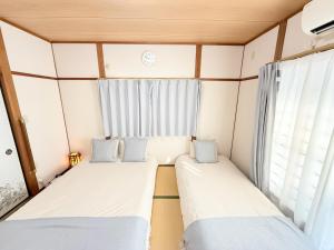 White Sakura Three Floor Japanese Entire House for 9 3 Toilets 2 Baths Family Friendly Direct to Airport Namba and Dotonbori